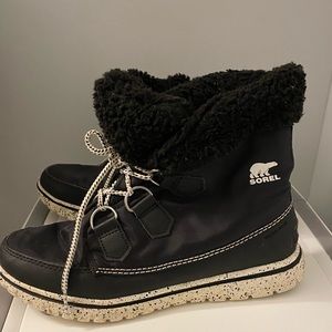 Sorel size 8 boots, so warm and comfy.